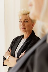 portrait d'une responsable du service financier en studio mobile pour son profil professionnel sur LinkedIn